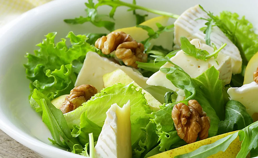 Ensalada verde con camembert y nueces Pilar